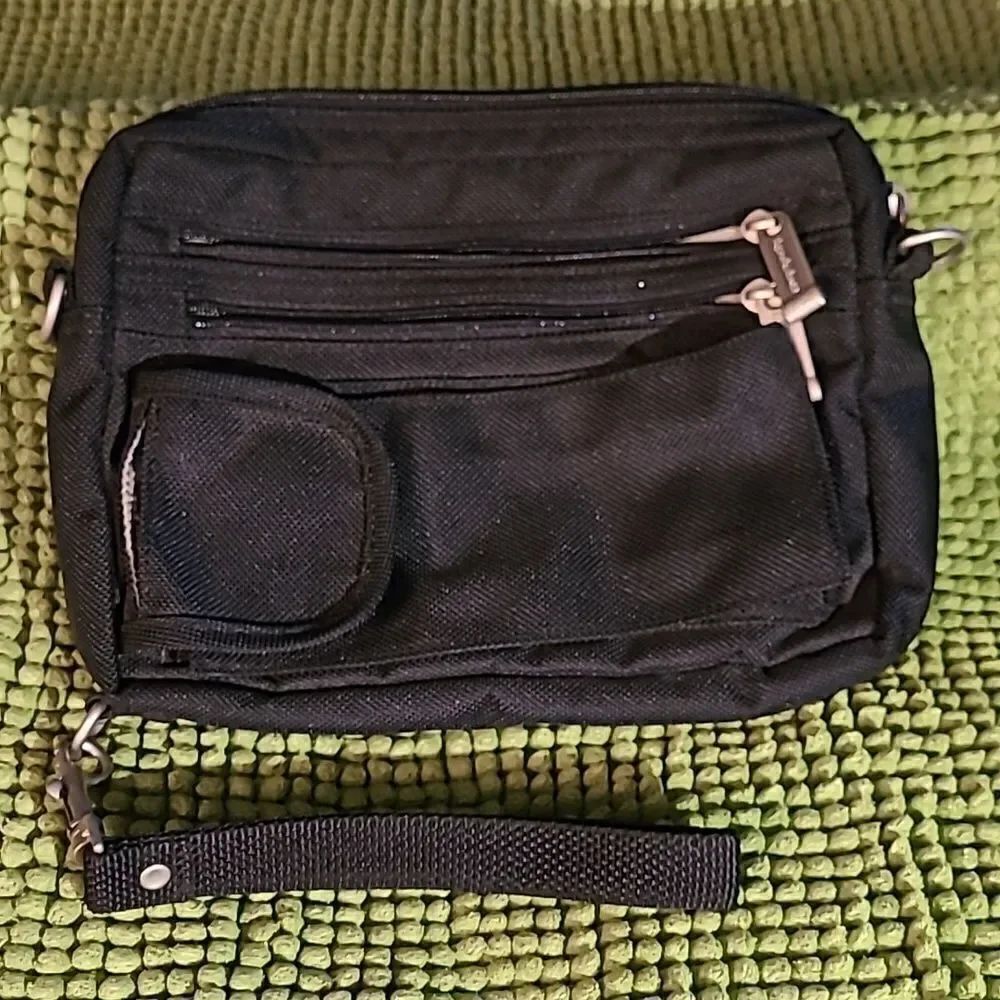 Brookstone black traveling bag wrist strap
